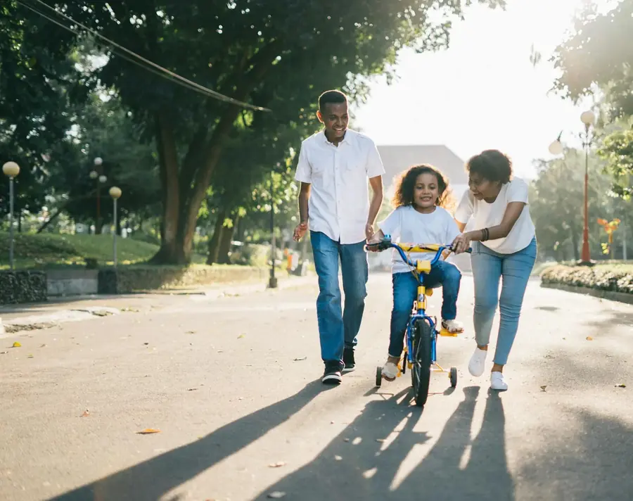Familia frente a su casa en Puerto Rico evaluando energía solar