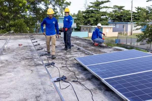 Paneles solares QCells instalados en un techo residencial de Puerto Rico