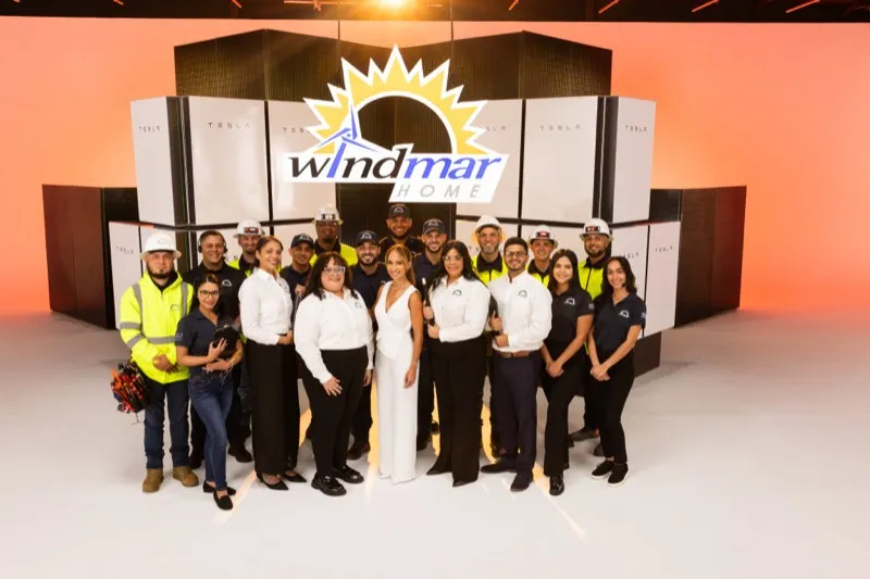 Equipo de WindMar Home frente a una pared de baterías Tesla Powerwall